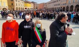 "Divini ma non divisi": il grido degli studenti per la ricostruzione della scuola e per dire no alla guerra