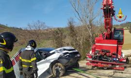 Penna San Giovanni - Dimentica il freno a mano, il camion finisce in una scarpata: a bordo due vitelli
