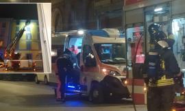 Macerata, cucina va a fuoco: fumo invade ultimo piano di un palazzo, quattro ragazze al pronto soccorso (FOTO)