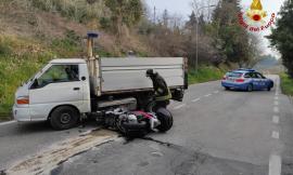 Scooter contro furgone, muore un uomo di 49 anni: vano ogni tentativo di rianimazione