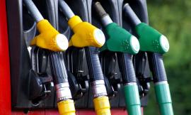 Sconto carburante nel Decreto Energia, quando scenderà il prezzo della benzina