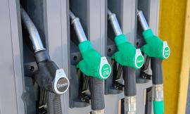 Codacons: "Pronti a raffica di denunce se il prezzo della benzina non scende a 1,78 euro al litro"
