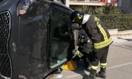 Si schianta contro un'auto in sosta e si ribalta: soccorso un uomo. Strada chiusa al traffico