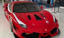 Civitanova, due vetture Ferrari in esposizione in piazza XX Settembre