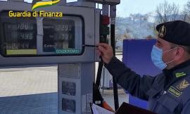 Controlli ai distributori di carburanti: fioccano le prime multe nel Maceratese