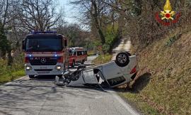 Macerata, auto esce di strada e si ribalta sulla carreggiata: conducente trasferita a Torrette