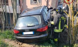 Auto in sosta si sfrena e piomba contro la recinzione di una casa