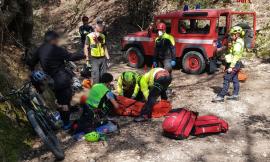 Cade dalla bici: ciclista portato a spalla in barella e soccorso in eliambulanza (FOTO)
