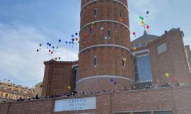 Civitanova, bambini liberano palloncini per chiedere la pace in Ucraina