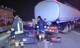 Schianto nella notte, auto contro camion: un ferito estratto dalle lamiere e trasferito a Torrette