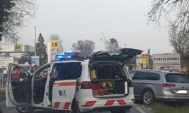 Montecassiano, scontro tra due auto lungo la provinciale: un ferito al pronto soccorso, disagi al traffico