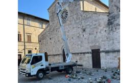 Sul tetto della chiesa rinvenuti decine di palloni smarriti: "Sono tutti molto datati"