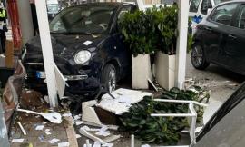 Civitanova, auto sfonda il gazebo del bar Jolly: donna finisce in pronto soccorso (FOTO)