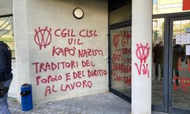 Attacco vandalico contro la Cgil, imbrattata con scritte no vax la sede regionale: "Inaccettabile"