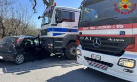 Treia, auto contro camion: una 28enne trasferita d'urgenza a Torrette in eliambulanza (FOTO)