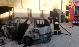 Auto e scooter inghiottiti dalle fiamme all'interno di un garage: intervengono i vigili del fuoco
