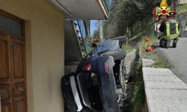 Sbanda con l'auto e finisce fuori strada: il conducente resta con un arto incastrato nell'abitacolo