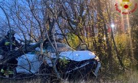 Civitanova, sbanda e finisce con l'auto in un campo: ragazza estratta dall'abitacolo (FOTO)