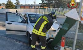 Si schianta con l'auto contro un palo di ferro: ferito 64enne