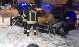 Recanati, due auto in fiamme nel parcheggio del negozio: intervengono i Vigili del Fuoco