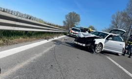 Incidente in superstrada, auto contro furgone: carreggiata chiusa e traffico in tilt (FOTO)