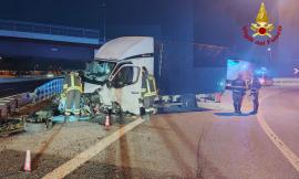 Incidente sulla A14, camion si schianta contro il guardrail