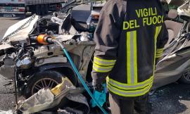 Tremendo schianto sulla A14, auto contro camion: muore una donna di 41 anni