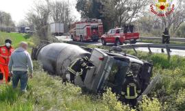 Recanati, betoniera esce di strada e finisce nel fosso: soccorso il conducente
