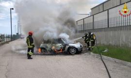 Auto in fiamme nel parcheggio del cimitero: intervengono i Vigili del Fuoco