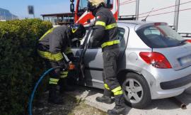 Scontro tra due auto: donna liberata dall'abitacolo dai Vigili del Fuoco e trasferita a Torrette