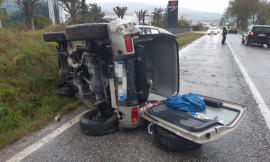 San Severino, asfalto viscido per la pioggia: suv si ribalta lungo la Statale