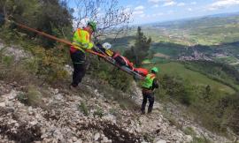 Cade durante un'arrampicata, i riflessi del compagno di cordata lo salvano: soccorso 59enne