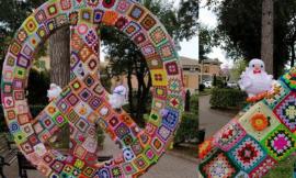 A Sarnano spunta un 'monumento' alla pace fatto all'uncinetto: "Vicinanza alla comunità ucraina"