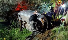 Esce di strada con l'auto e si ribalta: giovane soccorso in eliambulanza