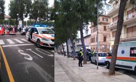 Civitanova, cade a terra dopo essere stato urtato da un'auto in piazza: uomo soccorso dal 118