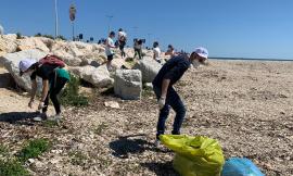 Civitanova, "Il Madiere" apre la stagione 2022 con una raccolta rifiuti nell'area portuale