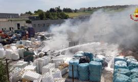 Montefano, a fuoco materiale plastico: incendio nella zona industriale (VIDEO)