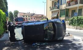 Macerata, auto si ribalta e rimane in bilico su una fiancata: conducente all'ospedale (FOTO)