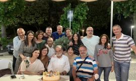 Rimpatriata per festeggiare gli 80 anni del prof: la sorpresa degli ex alunni del liceo "Da Vinci"