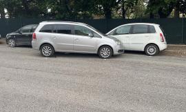 Macerata, auto parcheggiata davanti al pronto soccorso si sfrena e piomba contro veicolo in sosta