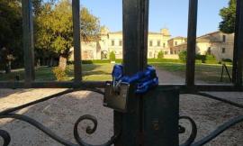 Villa Buonaccorsi, stop alle visite guidate e giardiniere licenziato: "Resta solo un bel lucchetto"