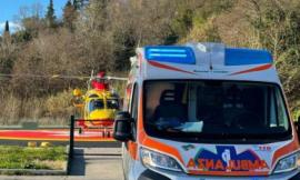 Urbisaglia, resta incastrato sotto il mini-escavatore: 18enne soccorso in eliambulanza