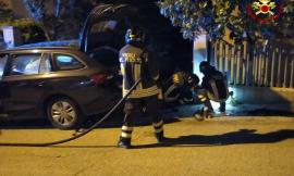 Dopo l'impatto contro un muro si crea una fuga di gas: intervengono i Vigili del Fuoco