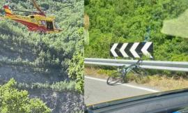 Camerino, ciclista si schianta contro il guard-rail e fa un volo di 15 metri: trasportato a Torrette (FOTO)