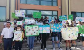 Cingoli, giovani studenti in campo per sostenere l'ambiente: ripulito l'esterno della scuola