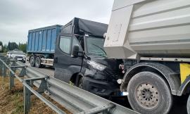 Corridonia, furgone rimane schiacciato tra due camion: conducente all'ospedale (FOTO)