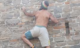 Belforte, arrampicata sulle mura urbane: torna la "Dajeforte street boulder"