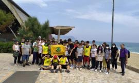 Porto Recanati, Ite "Gentili" per l'ambiente: gli studenti puliscono un tratto di spiaggia