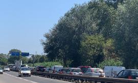 Corridonia, incidente in superstrada: auto contro camion. Carreggiata chiusa e lunghe code