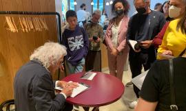 "Babbo, cosa c’è al di là del mare?": al Politeama di Tolentino la presentazione del libro di Nazareno Rocchetti